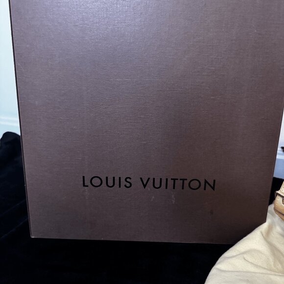 In Box Louis Vuitton bag! Never used - Picture 8 of 9